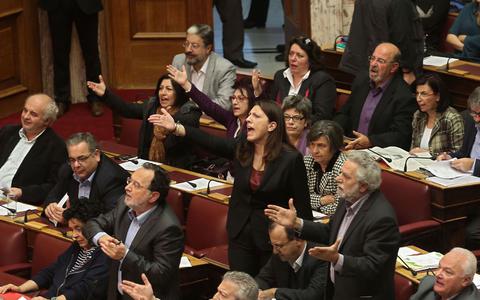 Με ουρλιαχτά, αποχωρήσεις και άφθονο σόου μειώθηκαν οι τιμές στα φάρμακα